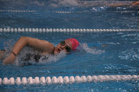 Swimmers work together to keep each other afloat