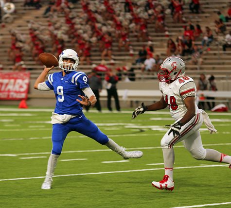 Quarterback Mateo Renteria throws the ball.