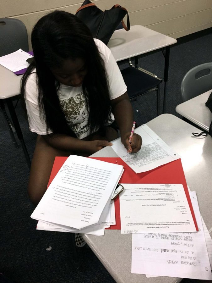 English IV teaches seniors how to write college essays