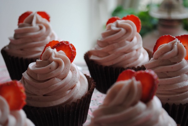 Strawberry Cupcakes by DixieBelleCupcakeCafe is licensed under CC BY-ND 2.0