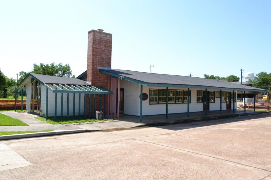 File:Alden B Dow Office, Lake Jackson, TX.jpg by 25or6to4 is licensed under CC BY-SA 3.0