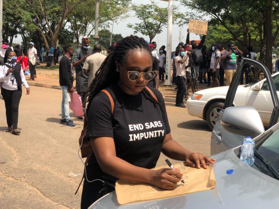 File:Female End SARS protester in Abuja, Nigeria Oct 12, 2020 01-22-03 pm.jpeg by Aliyu Dahiru Aliyu is licensed under CC BY-SA 4.0
